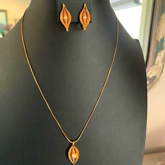 Elegant Sarah Coventry Filigree Leaf Necklace Set, in Gold plate, Marked - Picture 3 of 8